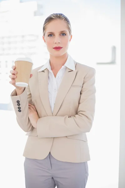 Friedliche blonde Geschäftsfrau hält Kaffee — Stockfoto