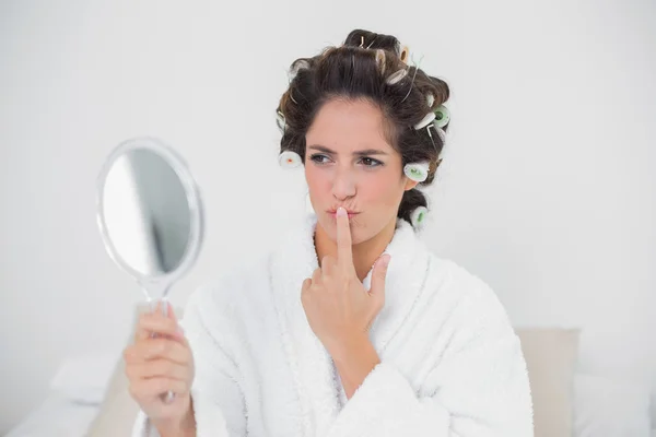 Nadenkend natuurlijke brunette spiegel kijken — Stockfoto