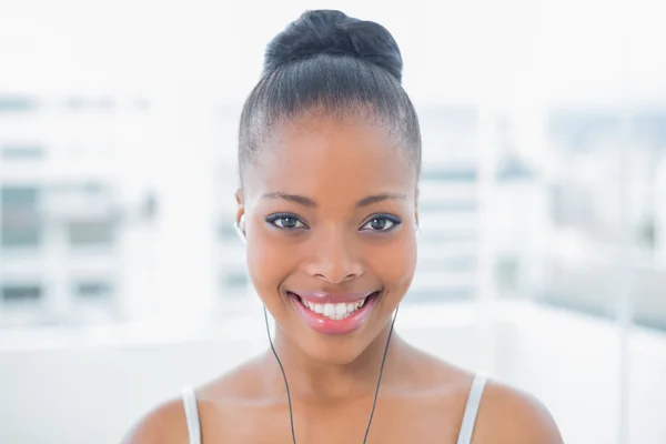 Fit mujer sonriente escuchando música —  Fotos de Stock