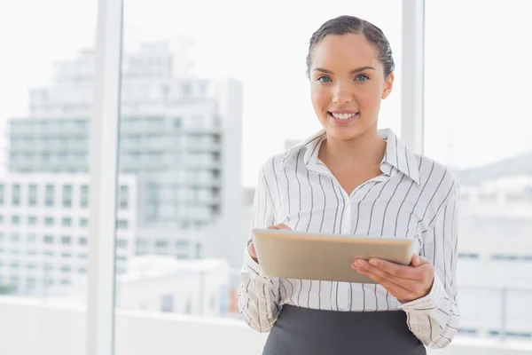 Gelukkig zakenvrouw met behulp van Tablet PC tijdens het kijken naar camera — Stockfoto