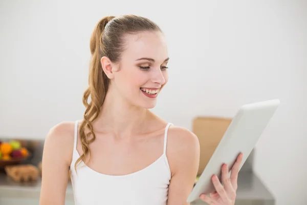 Vrolijke jonge vrouw met haar digitale Tablet PC — Stockfoto