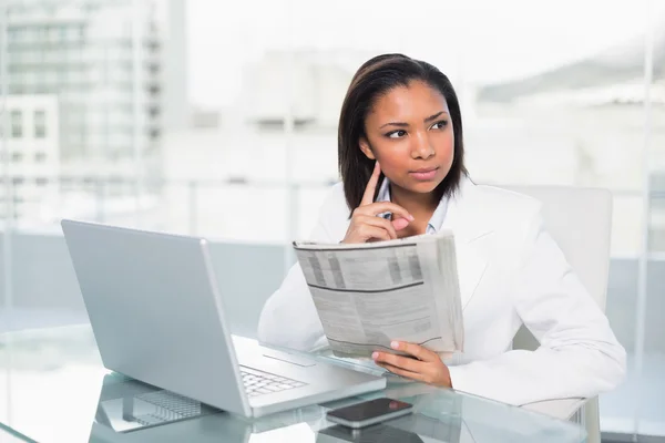 Nachdenkliche junge Geschäftsfrau liest ein Dokument — Stockfoto