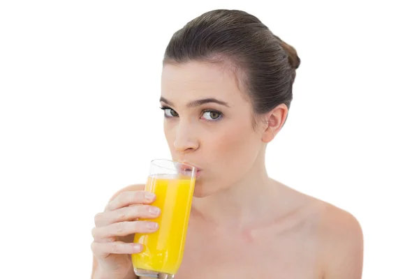 Piękny model picia soku pomarańczowego — Zdjęcie stockowe