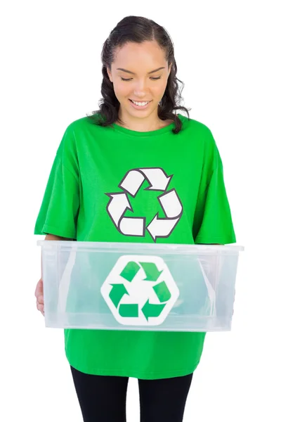 Morena mulher segurando uma caixa de reciclagem — Fotografia de Stock