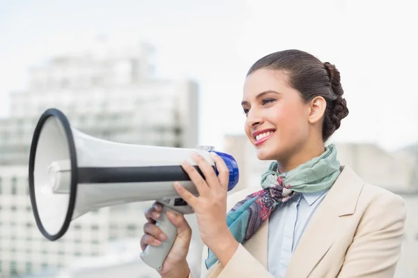 Glad affärskvinna innehar en megafon — Stockfoto