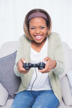 gülümseyen iskambil video spor koltukta oturan kadın