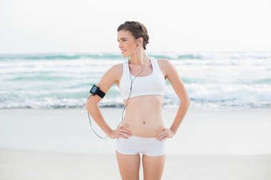 dalgın ince model beyaz spor müzik içinde