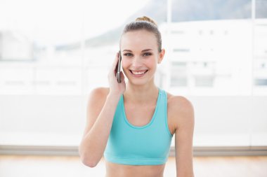 telefon ederek sportif neşeli kadın