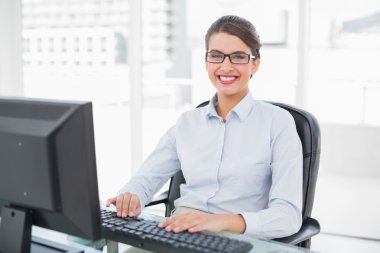 neşeli işkadını tipik üstünde bir bilgisayar