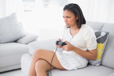 genç kadın video oyunları oynarken çatık