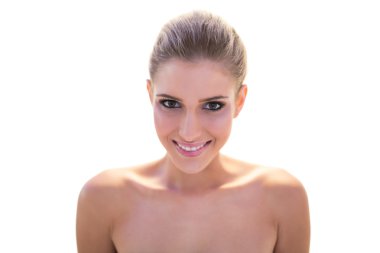 çıplak gülümseyen sarışın model