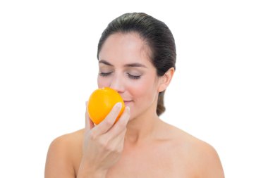 çıplak esmer bir portakal kokulu gülümseyen