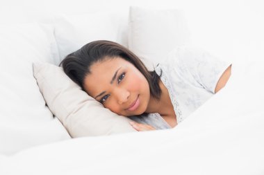 onun yatağında dinleniyor huzurlu genç model