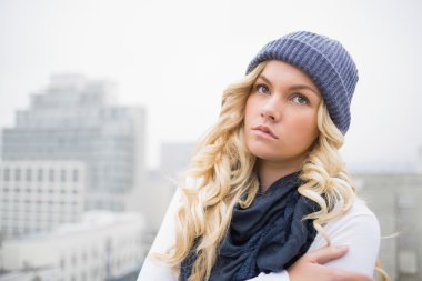 soğuk sarışın açık havada poz kış giysileri içinde