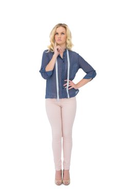 düşünceli muhteşem moda tasarımcısı poz
