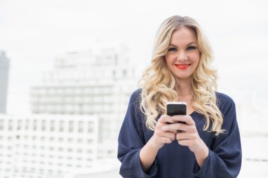 Kırmızı dudaklar manifatura ile neşeli muhteşem sarışın