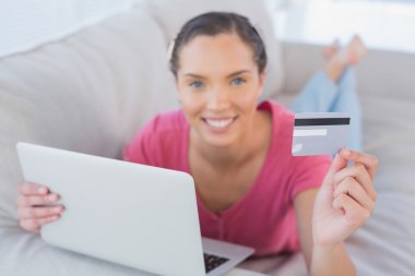 kredi kartı gösteren laptop tutan güzel kadın