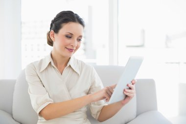 oldukça şık esmer işkadını tablet PC'yi kullanma
