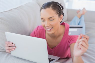 bir laptop arıyorum ve bir kredi kartı tutan kadın