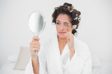 Natural brunette using eyelash curler