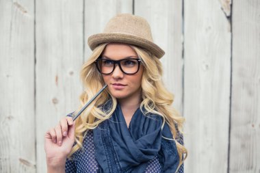dalgın trendy sarışın holding kalem
