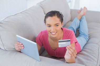 겔 토 프tablet ve kredi kartı ile online alışveriş yaparken kadın