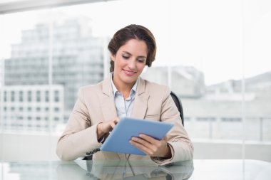 iş kadını gülümseyen ve onun tablet PC'yi kullanma