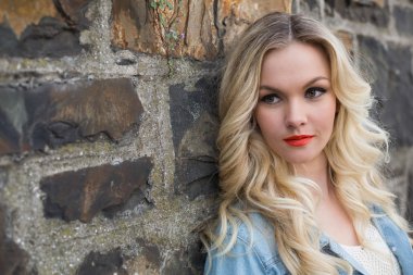 huzurlu sarışın giyen denim giysileri