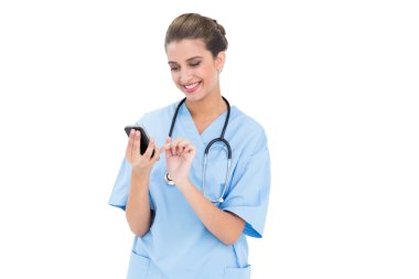 Mavi önlük bir cep telefonu kullanarak içerik hemşire