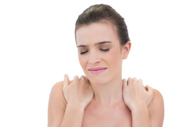 omuzlarından tutarak modeli vurguladı