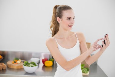 gülümseyen genç kadın bir mesaj gönderme