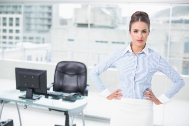 içerik esmer iş kadını ayakta el kalça üzerinde