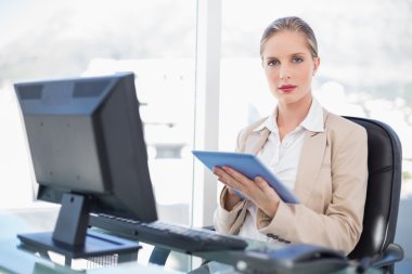 ciddi sarışın işkadını tablet kullanma