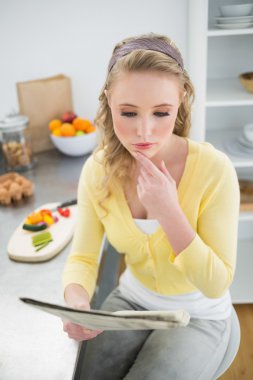 dalgın tatlı sarışın okuma gazete