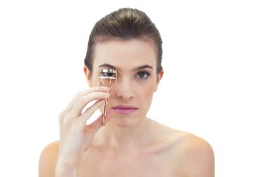 kirpik kıvırıcı kullanarak gülmeyen modeli