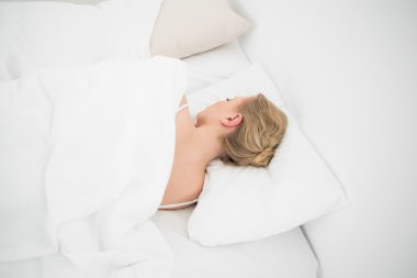 yatakta uyuyan doğal sarışın