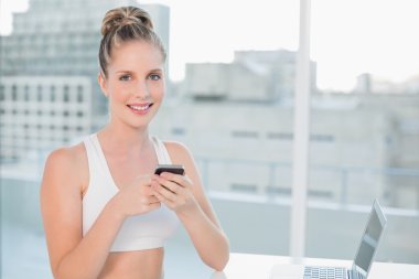 neşeli sportif sarışın bir metin gönderme