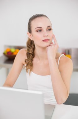 düşünceli genç bir kadın onu laptop kullanma