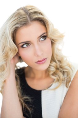 sarışın model bakarken hayal gün