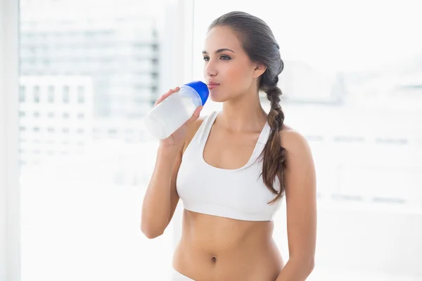 Morena bebiendo de una botella de agua —  Fotos de Stock