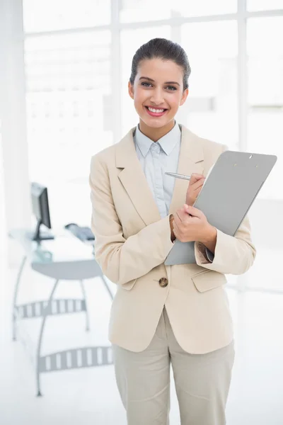 Alegre mujer de negocios inteligente revisando un informe —  Fotos de Stock