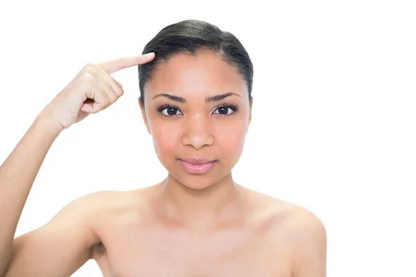 Mladý model ukazující její vlasy s prstem — Stock fotografie