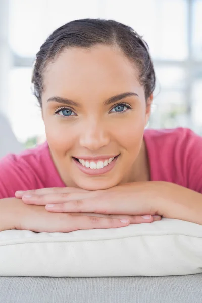 Portret van vreedzame vrouw liggend op de Bank — Stockfoto