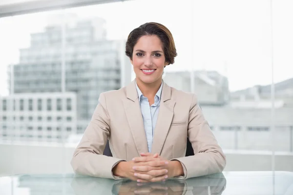 Inhoud zakenvrouw op haar Bureau — Stockfoto