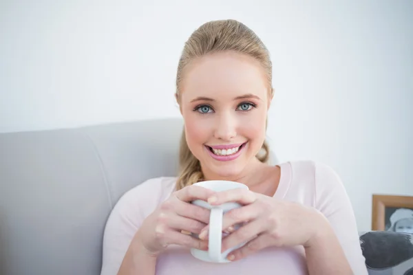 Casual felice bionda in possesso di una tazza — Foto Stock