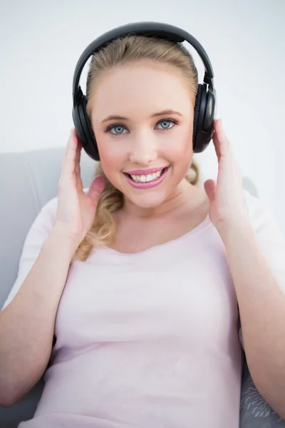 Casual attraktiv blond lyssna på musik — Stockfoto
