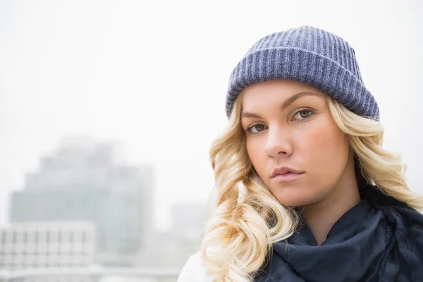Gorgeous blonde in winter clothes posing outdoors — Stock Photo, Image