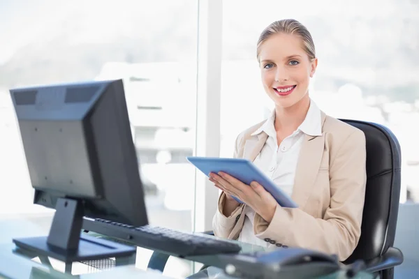 Vrolijke blonde zakenvrouw met behulp van Tablet PC — Stockfoto