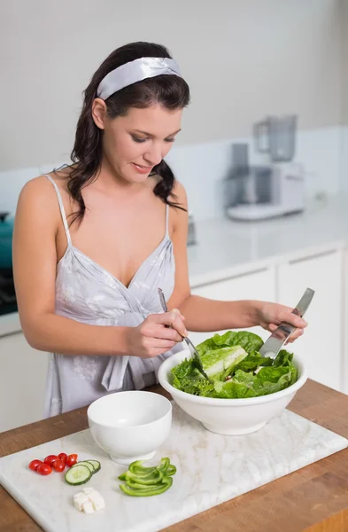 Fokuserat ganska brunett blandning frisk sallad — Stockfoto