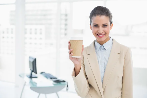 Zawartość bizneswoman gospodarstwa filiżankę kawy — Zdjęcie stockowe
